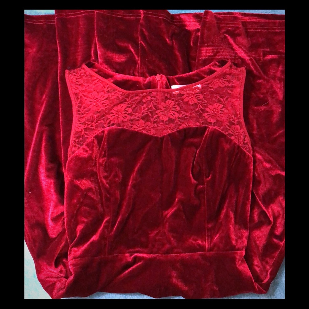 Red velvet dress!